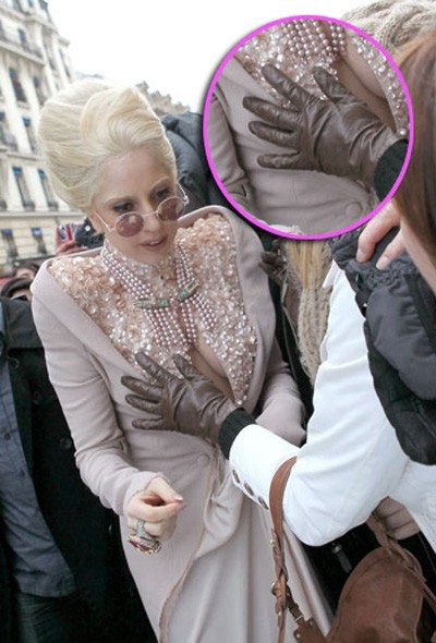 Lady Gaga bị bạn trai 'sàm sỡ' giữa phố - ảnh 8