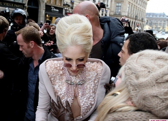 Lady Gaga bị bạn trai 'sàm sỡ' giữa phố - ảnh 9