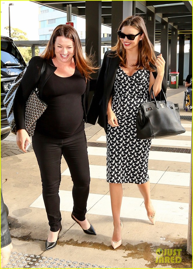 Miranda Kerr đẹp gợi cảm với váy họa tiết đen trắng - ảnh 2