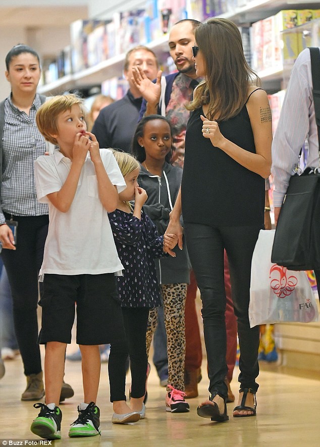 Angelina Jolie đẹp mặn mà bất chấp gầy ốm vì bệnh tật - ảnh 8