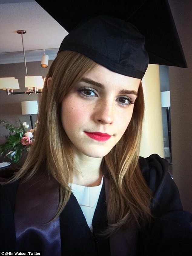 Emma Watson xinh đẹp, nổi bật trong lễ tốt nghiệp - ảnh 1