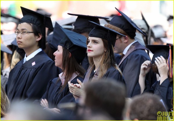Emma Watson xinh đẹp, nổi bật trong lễ tốt nghiệp - ảnh 7