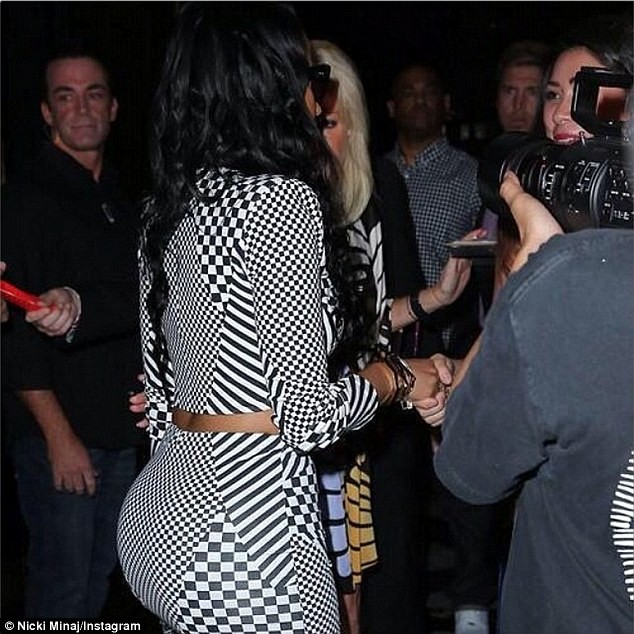 Nicki Minaj khoe vòng 1 'khủng' khi đi dự tiệc - ảnh 8