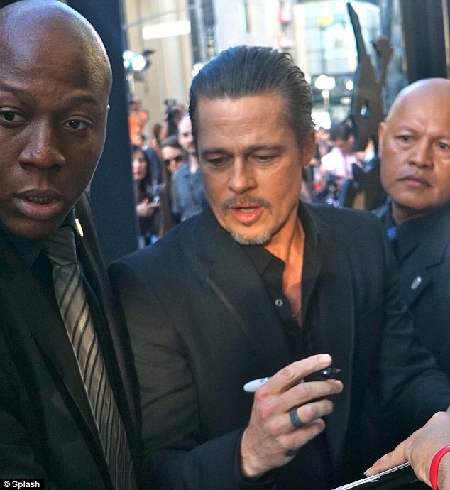 Brad Pitt bị đấm thẳng vào mặt khi đi sự kiện cùng vợ - ảnh 2