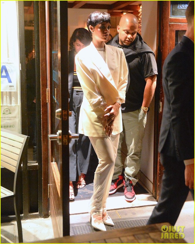 Rihanna diện đồ 'kín mít' sau màn hở bạo trên thảm đỏ - ảnh 2