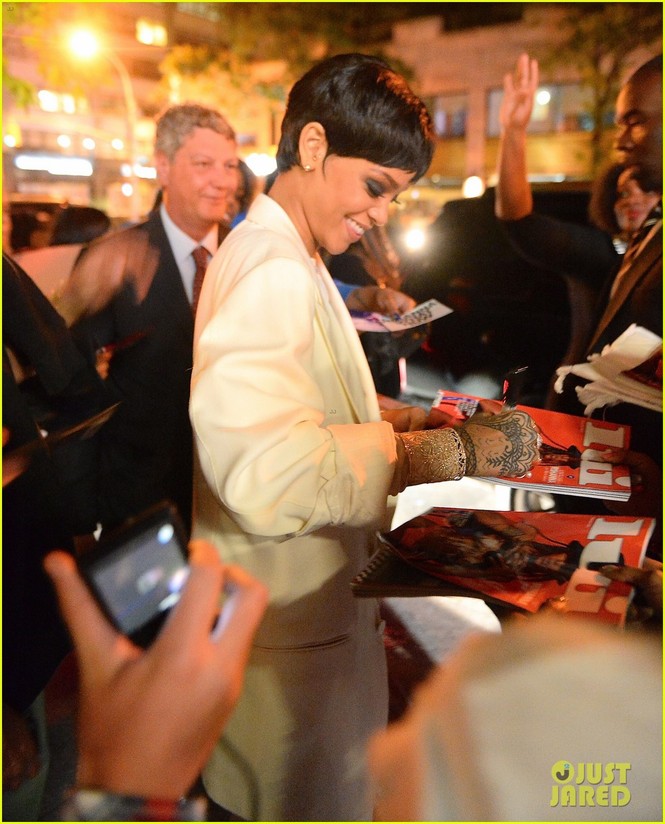 Rihanna diện đồ 'kín mít' sau màn hở bạo trên thảm đỏ - ảnh 3