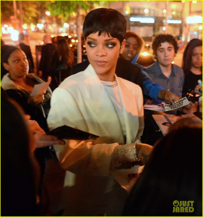 Rihanna diện đồ 'kín mít' sau màn hở bạo trên thảm đỏ - ảnh 4