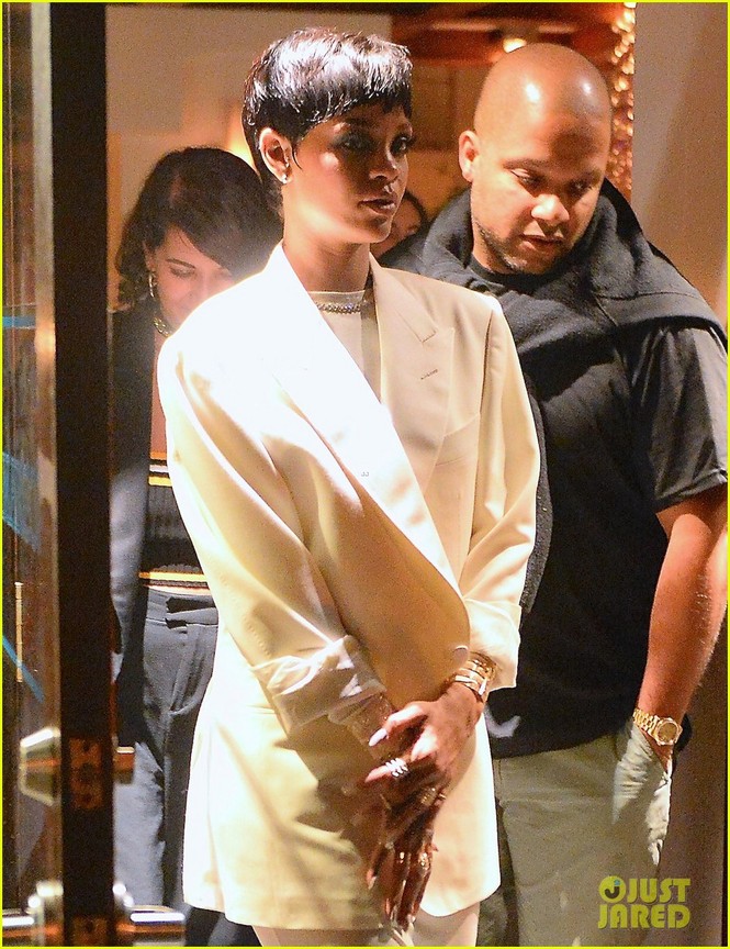 Rihanna diện đồ 'kín mít' sau màn hở bạo trên thảm đỏ - ảnh 1