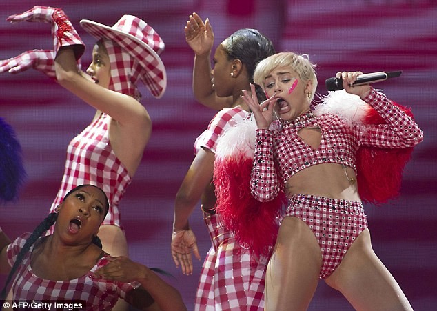 Miley Cyrus bị tố có băng sex - ảnh 1