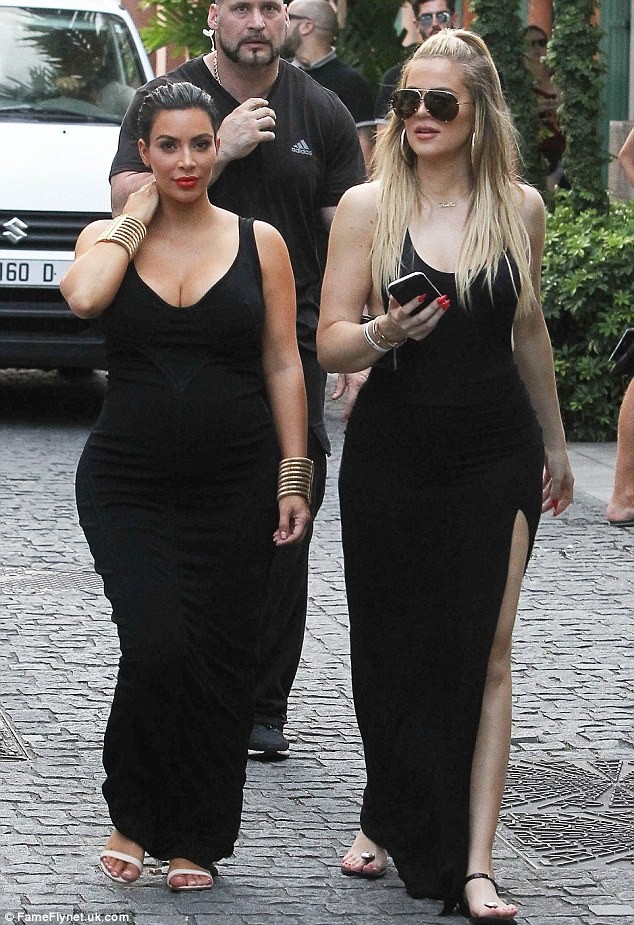 Chị em Kim Kardashian diện đồ sexy gây náo loạn cả khu phố - ảnh 2