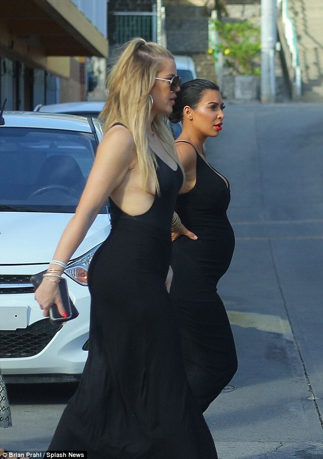 Chị em Kim Kardashian diện đồ sexy gây náo loạn cả khu phố - ảnh 3