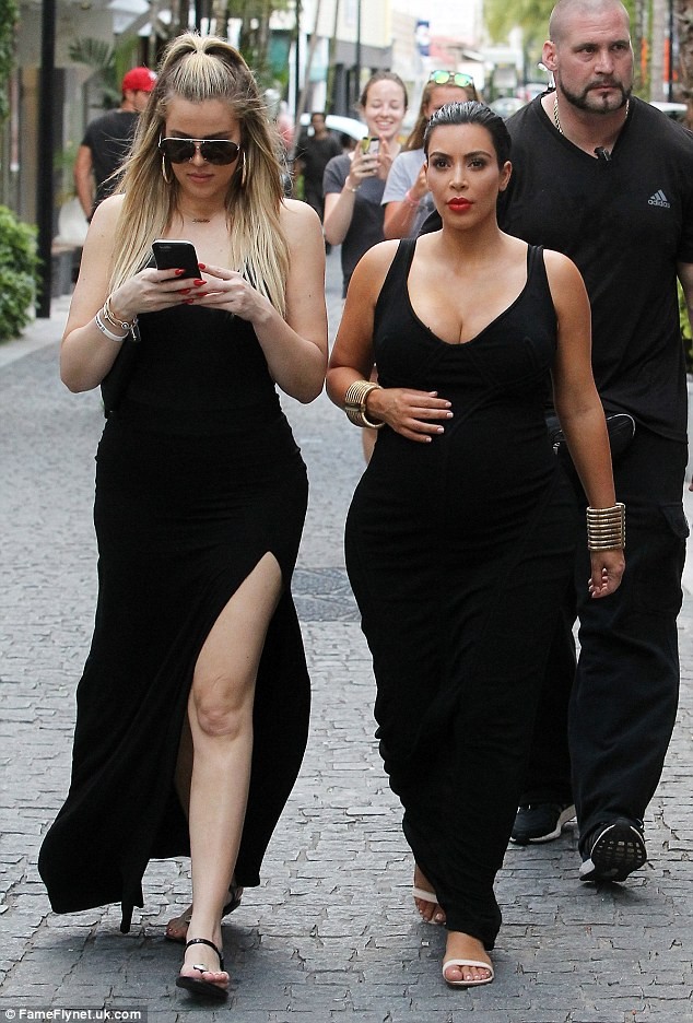 Chị em Kim Kardashian diện đồ sexy gây náo loạn cả khu phố - ảnh 4