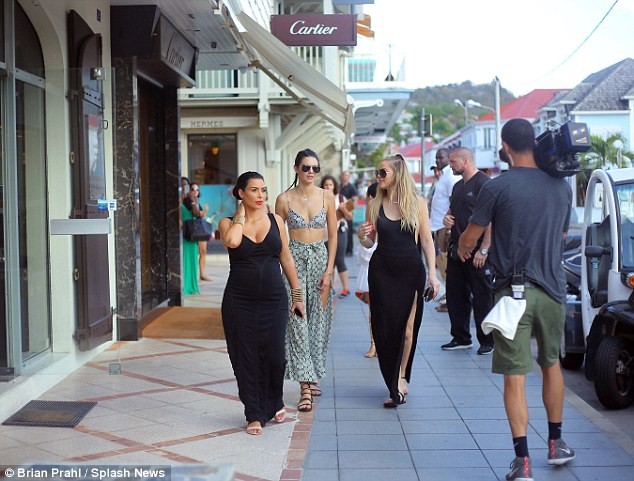 Chị em Kim Kardashian diện đồ sexy gây náo loạn cả khu phố - ảnh 8