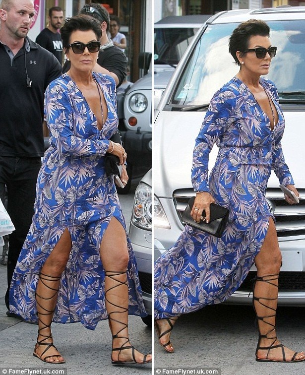 Chị em Kim Kardashian diện đồ sexy gây náo loạn cả khu phố - ảnh 9