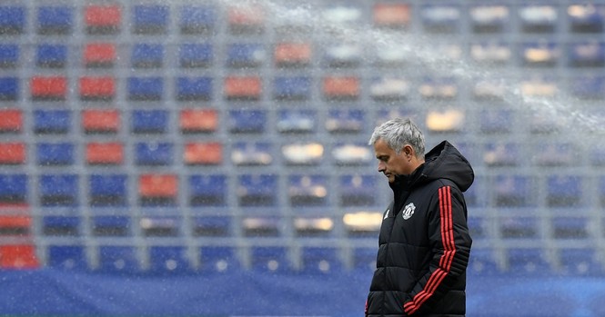 HLV Mourinho 'dựng xe bus' đấu Benfica? - ảnh 1