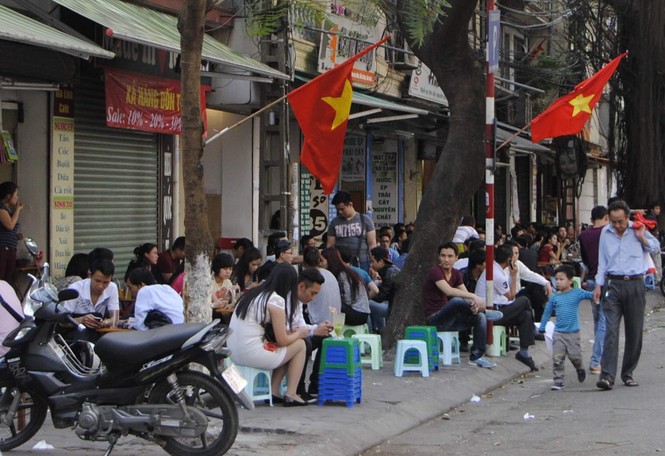 Đòi vỉa hè cho người đi bộ, Hà Nội “kêu” khó - ảnh 1