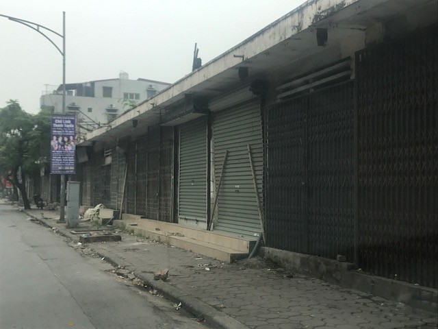 Phố đồ bảo hộ lao động cạnh ga Hà Nội đồng loạt đóng cửa - ảnh 1