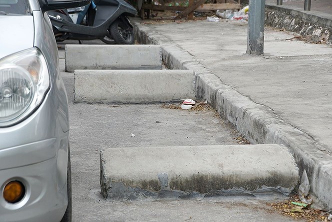Cận cảnh tuyến đường, vỉa hè chỉ phục vụ khu nhà không phép? - ảnh 5