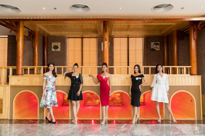 Thí sinh Miss World khoe dáng nóng bỏng bên hồ bơi vô cực - ảnh 7