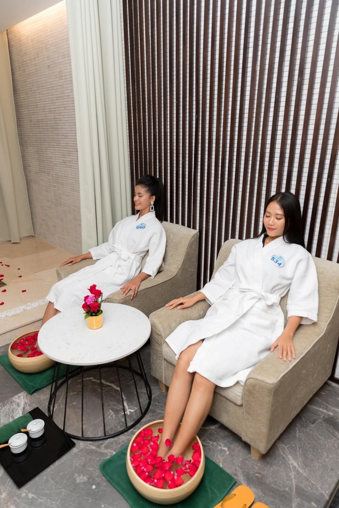 Thí sinh Miss World khoe dáng nóng bỏng bên hồ bơi vô cực - ảnh 8