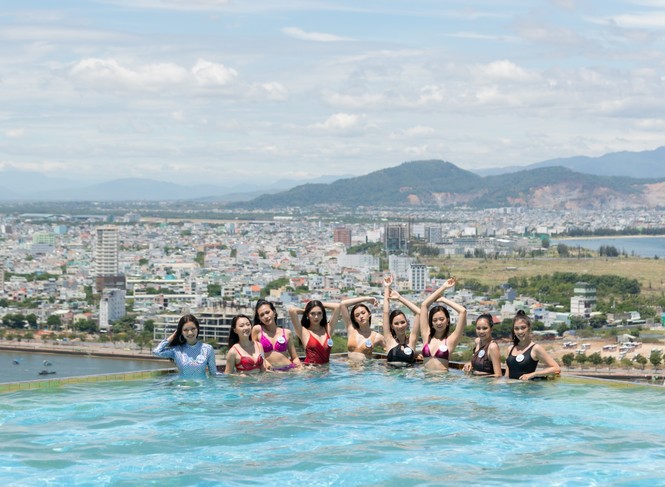 Thí sinh Miss World khoe dáng nóng bỏng bên hồ bơi vô cực - ảnh 9