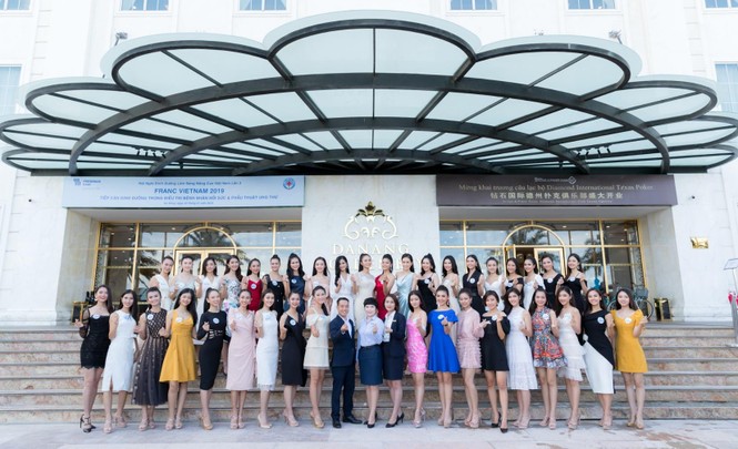 Thí sinh Miss World khoe dáng nóng bỏng bên hồ bơi vô cực - ảnh 16