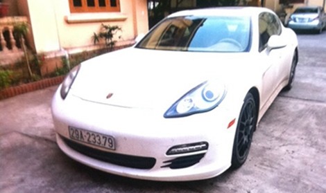 Nhóm thanh niên đi xe sang Porsche cướp san hô đỏ - ảnh 1