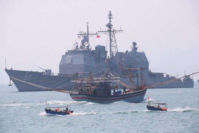 Tuần dương hạm USS Lake Champlain vào cảng Đà Nẵng - ảnh 1