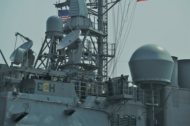 Tuần dương hạm USS Lake Champlain vào cảng Đà Nẵng - ảnh 2
