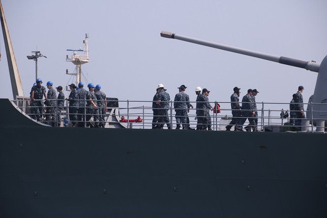 Tuần dương hạm USS Lake Champlain vào cảng Đà Nẵng - ảnh 3