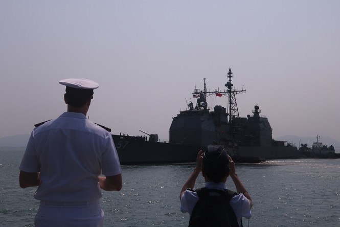 Tuần dương hạm USS Lake Champlain vào cảng Đà Nẵng - ảnh 4