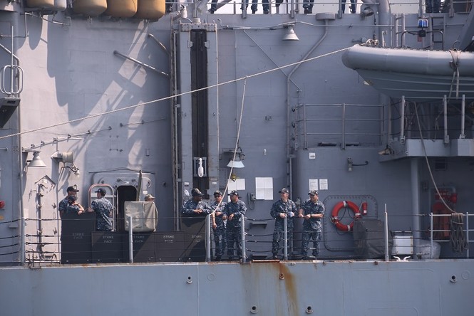 Tuần dương hạm USS Lake Champlain vào cảng Đà Nẵng - ảnh 5