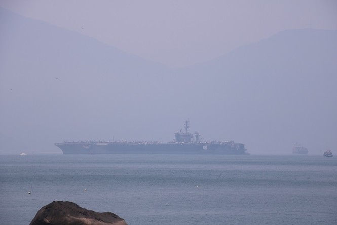 Tuần dương hạm USS Lake Champlain vào cảng Đà Nẵng - ảnh 6