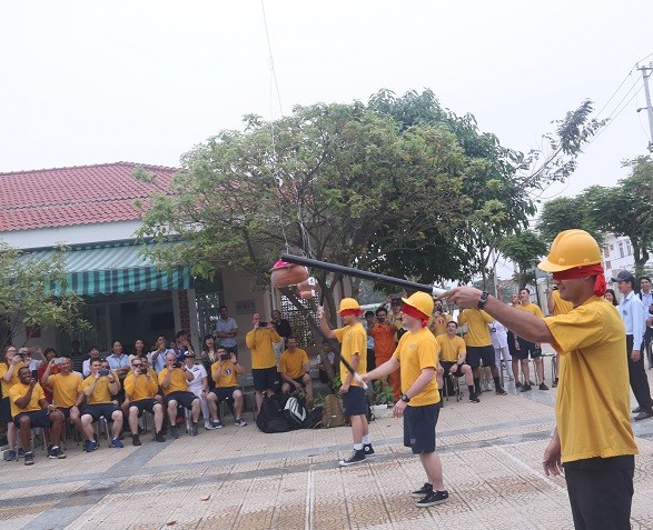 Lính tàu sân bay Mỹ hào hứng với các trò chơi dân gian Việt Nam - ảnh 4