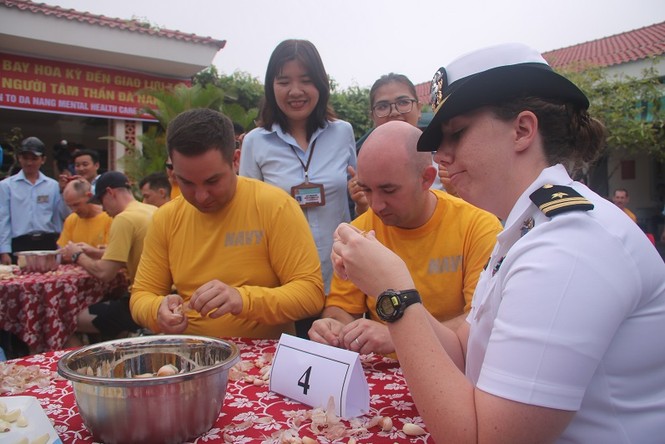 Lính tàu sân bay Mỹ hào hứng với các trò chơi dân gian Việt Nam - ảnh 11