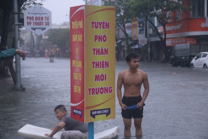 Phố thành sông, thiếu niên Đà Nẵng nô nức tập... bơi - ảnh 1