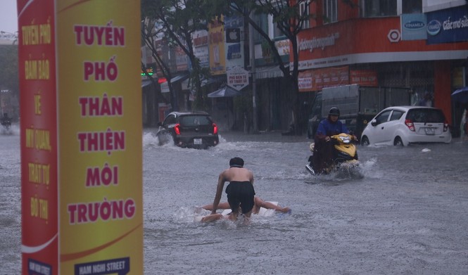 Phố thành sông, thiếu niên Đà Nẵng nô nức tập... bơi - ảnh 2