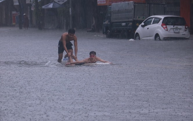 Phố thành sông, thiếu niên Đà Nẵng nô nức tập... bơi - ảnh 5