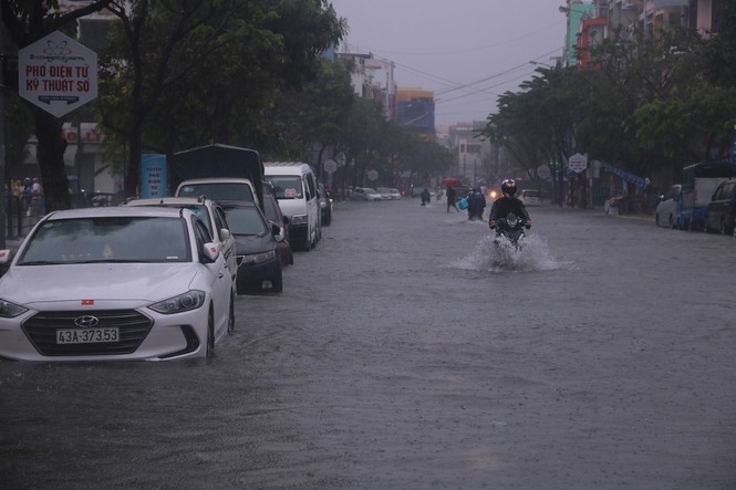 Phố thành sông, thiếu niên Đà Nẵng nô nức tập... bơi - ảnh 7