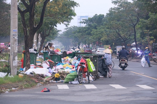 Nhiều khu dân cư ở Đà Nẵng rác tràn ngập những ngày sát Tết - ảnh 3
