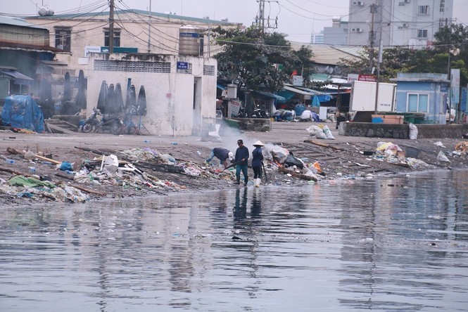 Nhiều khu dân cư ở Đà Nẵng rác tràn ngập những ngày sát Tết - ảnh 8