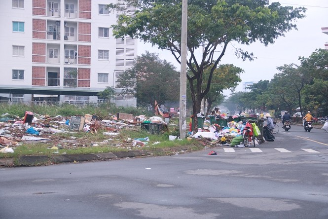 Nhiều khu dân cư ở Đà Nẵng rác tràn ngập những ngày sát Tết - ảnh 1
