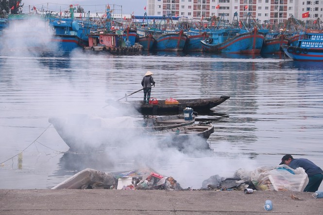 Nhiều khu dân cư ở Đà Nẵng rác tràn ngập những ngày sát Tết - ảnh 9
