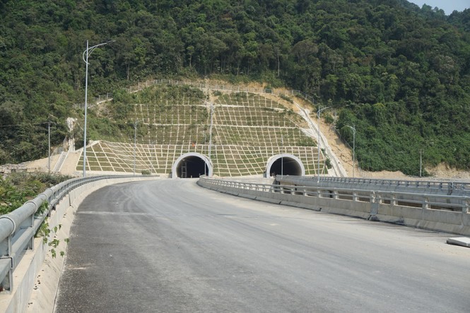 Phong cảnh hữu tình dọc cao tốc 11.000 tỷ vắt qua dãy Trường Sơn - ảnh 7