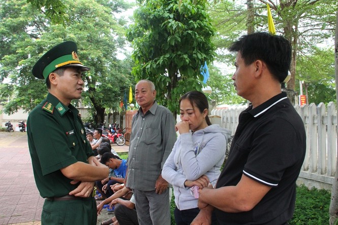 41 ngư dân vụ chìm tàu trên biển đoàn tụ gia đình trong nước mắt - ảnh 2