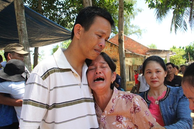 41 ngư dân vụ chìm tàu trên biển đoàn tụ gia đình trong nước mắt - ảnh 1