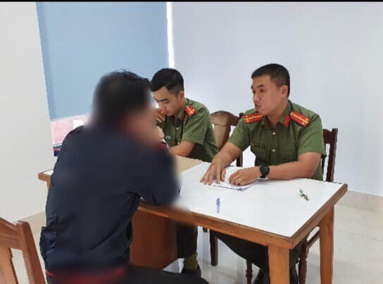 Xử lý 2 đối tượng lập trang “báo chốt” CSGT đo nồng độ cồn trên mạng xã hội - ảnh 1