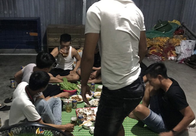 6 thanh niên tụ tập ăn nhậu, chơi ma tuý giữa mùa dịch COVID-19 bị đề xuất phạt 40 triệu - ảnh 1
