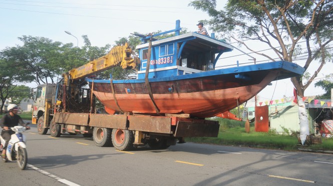 Người dân Đà Nẵng hối hả đưa tàu thuyền đi tránh bão số 9 - ảnh 9