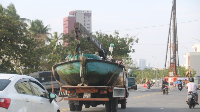 Người dân Đà Nẵng hối hả đưa tàu thuyền đi tránh bão số 9 - ảnh 10